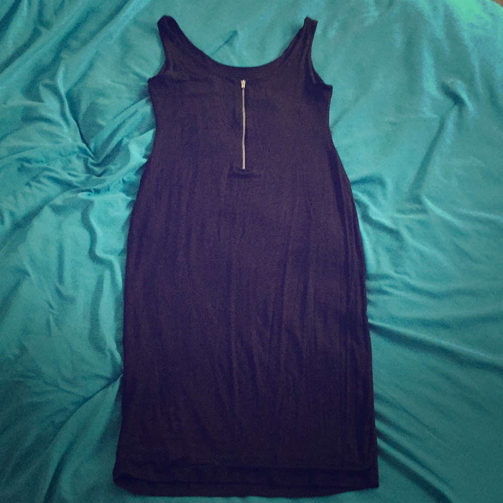 Knee length sleeveless black dress with zipper